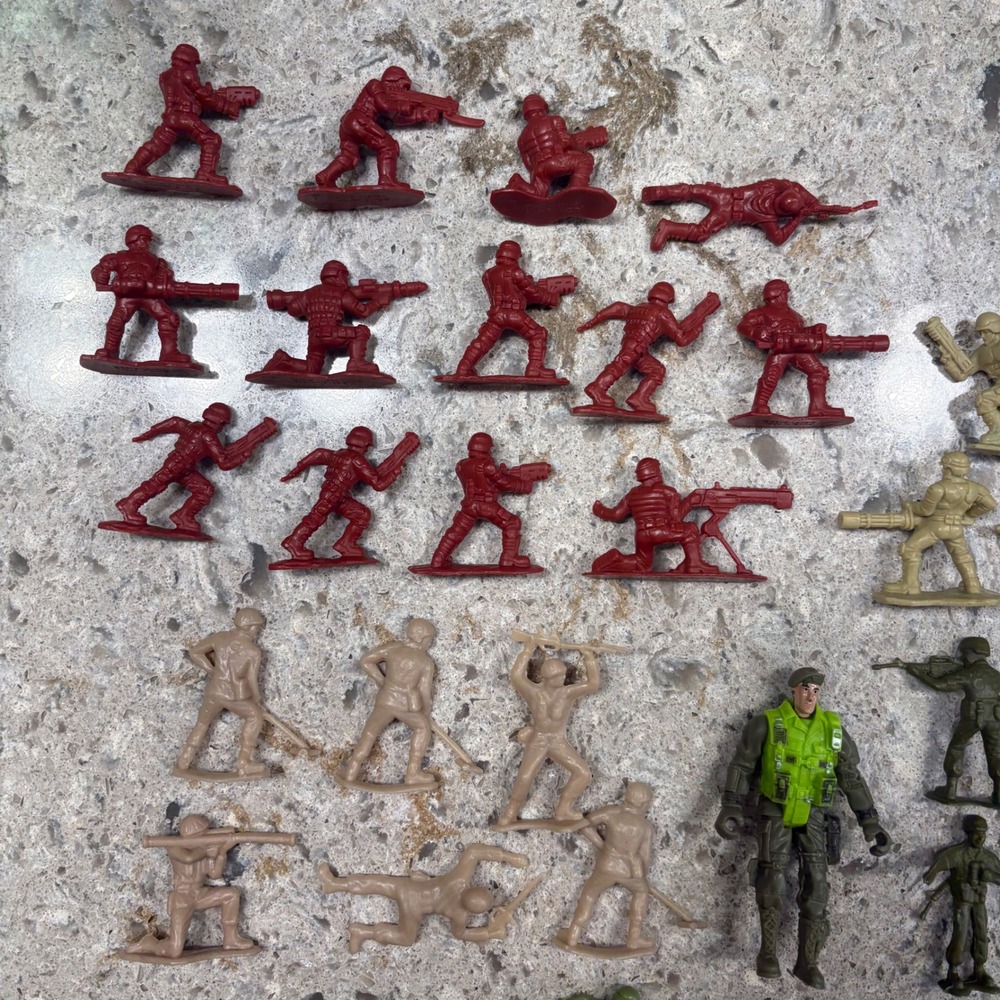 Lot of 56 Toy Soldiers Action Figures Army Men Red Tan Green Tan Figures - Picture 13 of 14
